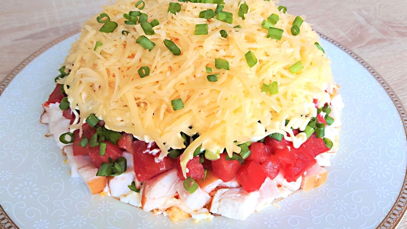 Салат с копченой курицей и помидорами и сыром